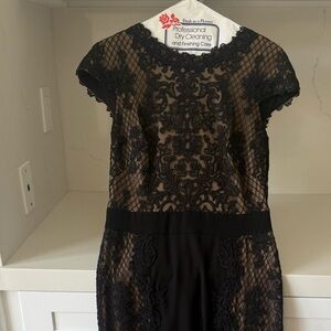 EUC TADASHI SHOJI BLACK LACE DRESS. SIZE 6.